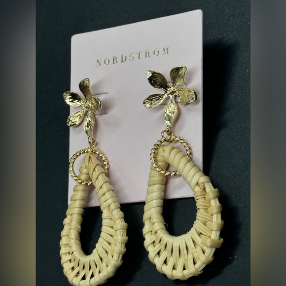 Chic Woven Rattan Drop Earrings with Gold Floral Accent ๐ฟโจ - Picture 3 of 4